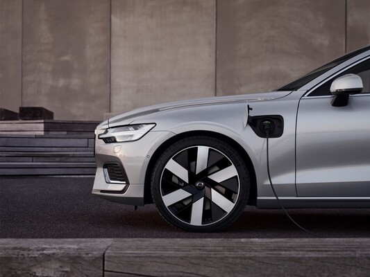 Detalle de las llantas y línea lateral del V60 híbrido enfocado en la elegancia. Detalle de las llantas y línea lateral del V60 híbrido enfocado en la elegancia.