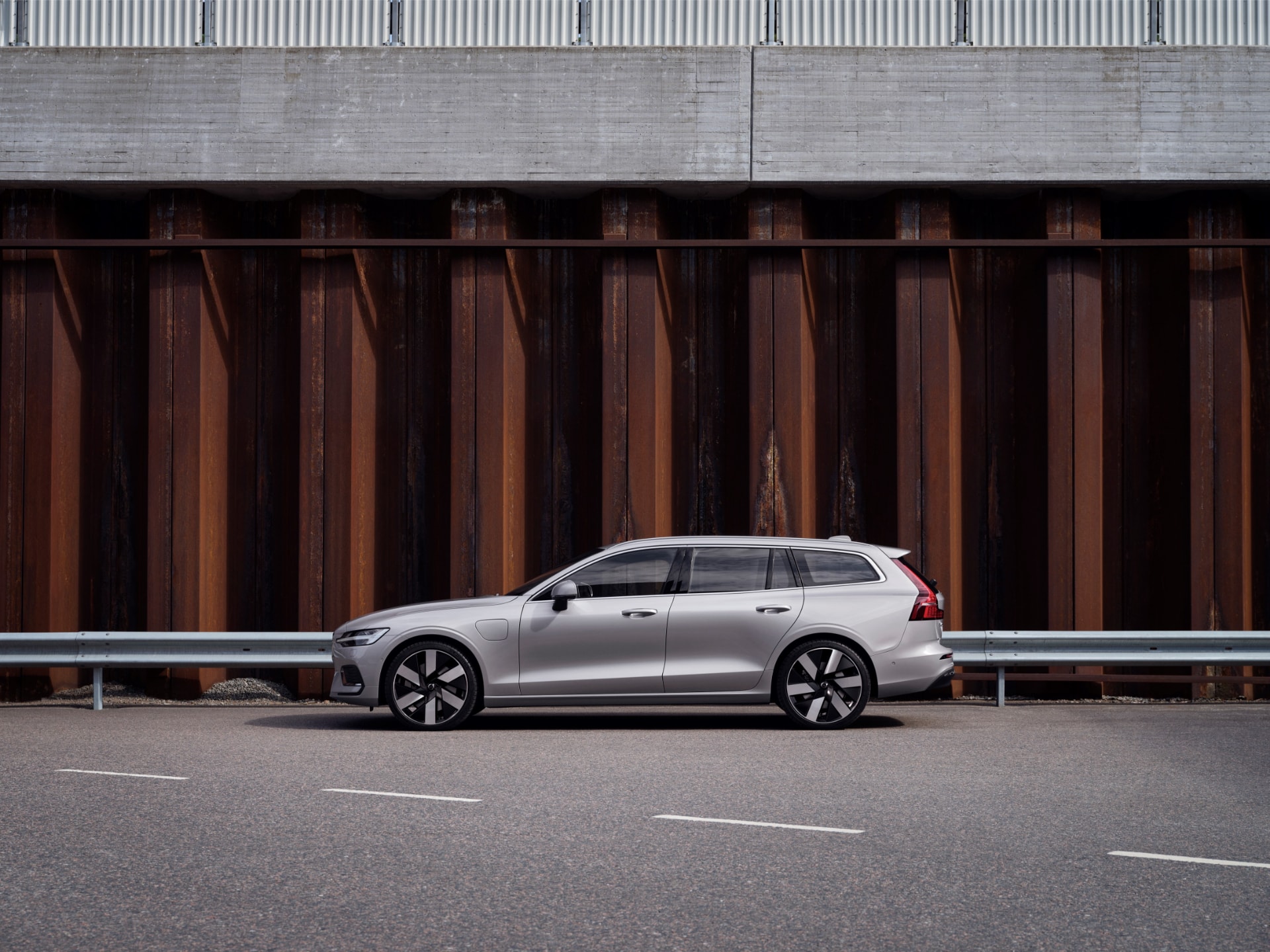 Vista lateral del Volvo V60 Híbrido que muestra su perfil dinámico.