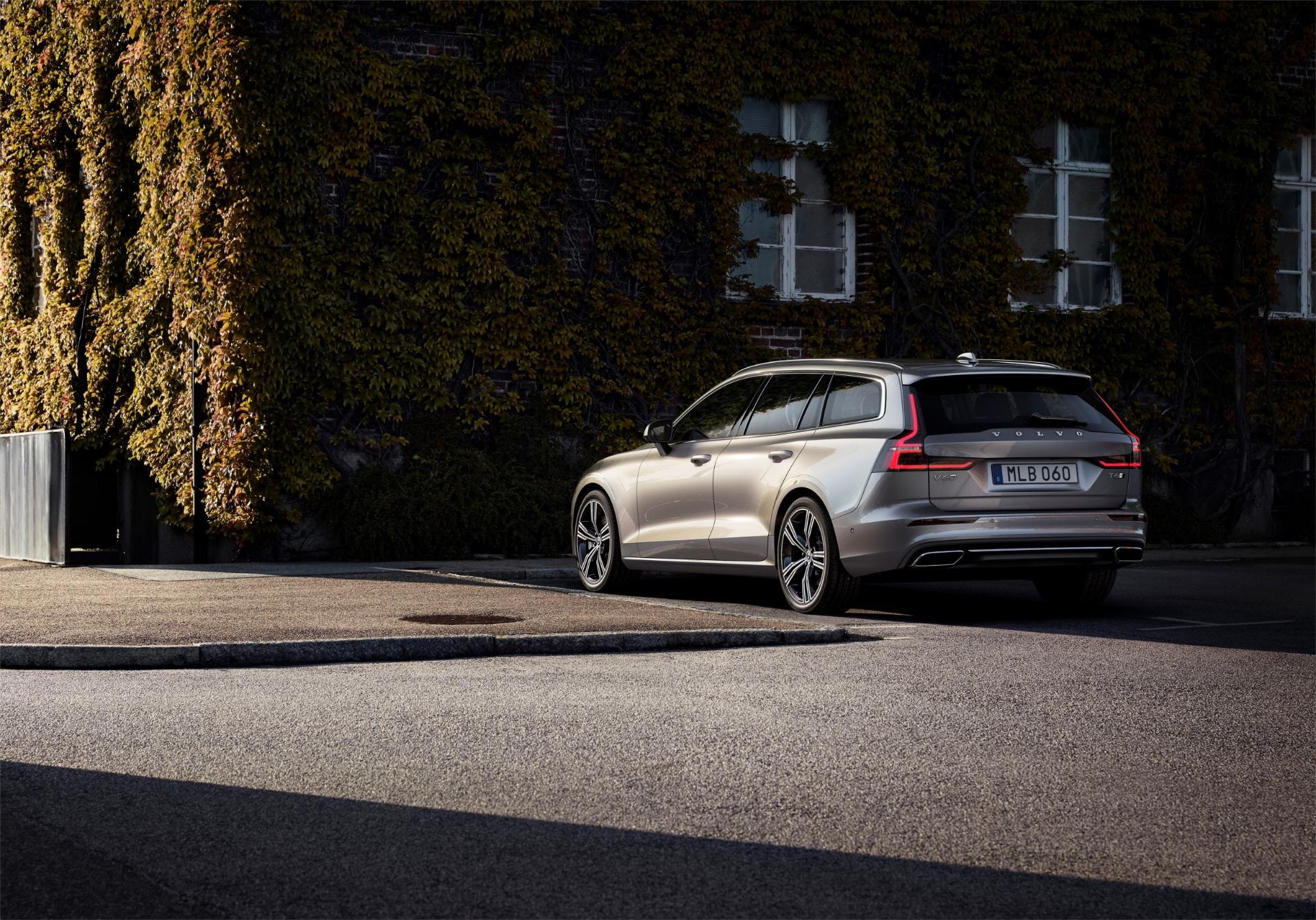 Visión dinámica del Volvo V60 Híbrido en entorno urbano.