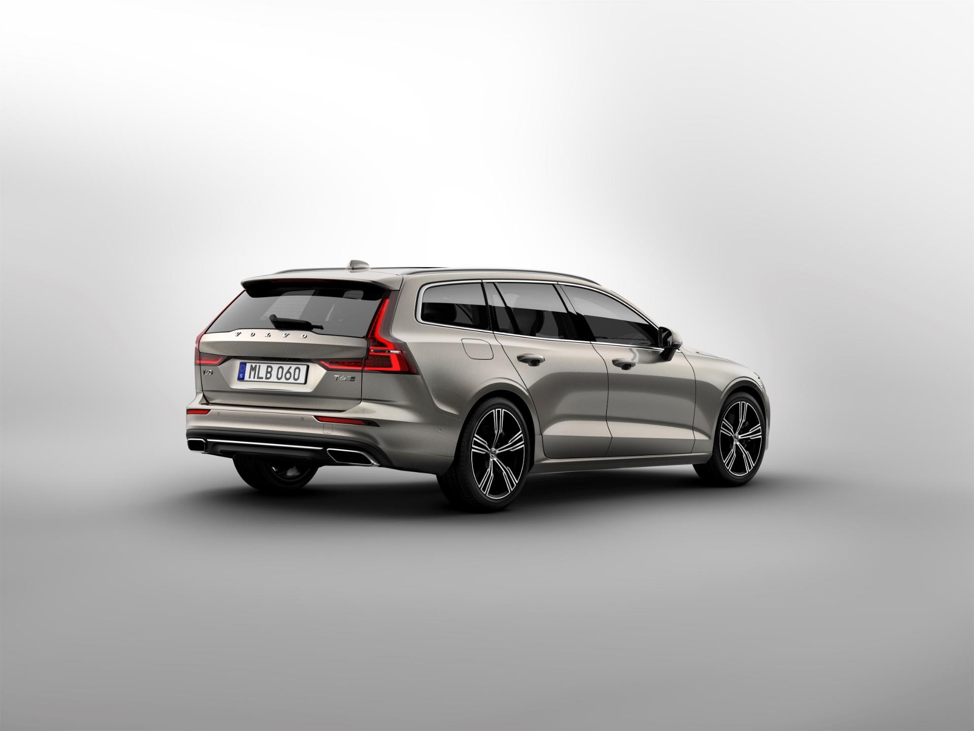Vista trasera y lateral del Volvo V60 Híbrido en color gris.