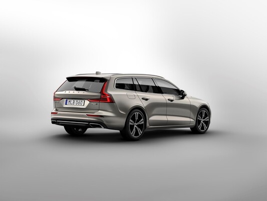 Vista trasera y lateral del Volvo V60 Híbrido en color gris. Vista trasera y lateral del Volvo V60 Híbrido en color gris.