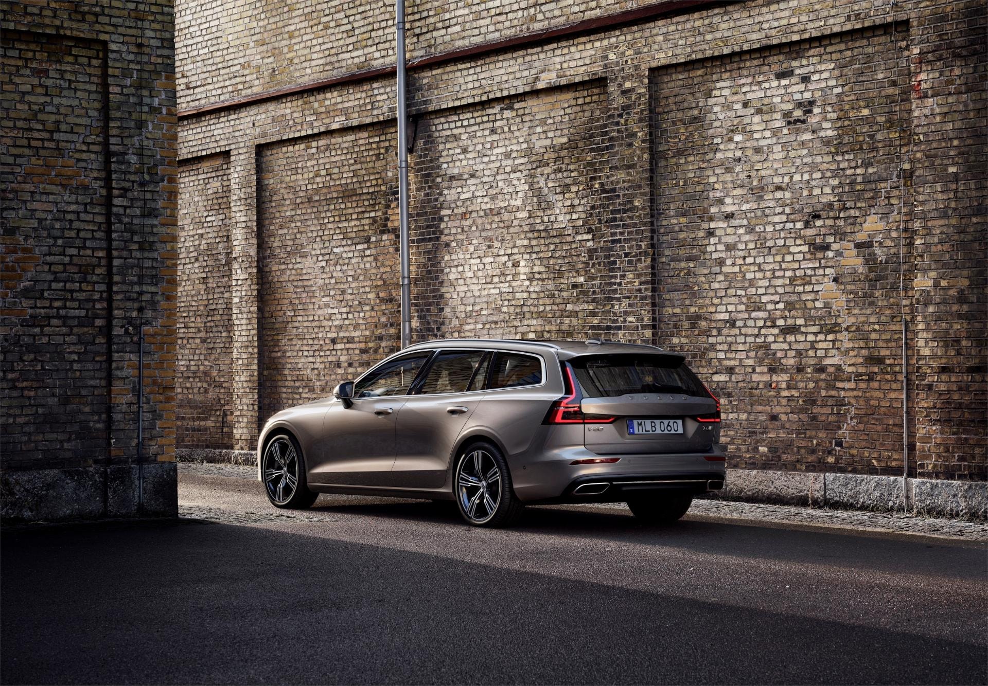Lateral del Volvo V60 Híbrido muestra líneas elegantes y modernas.