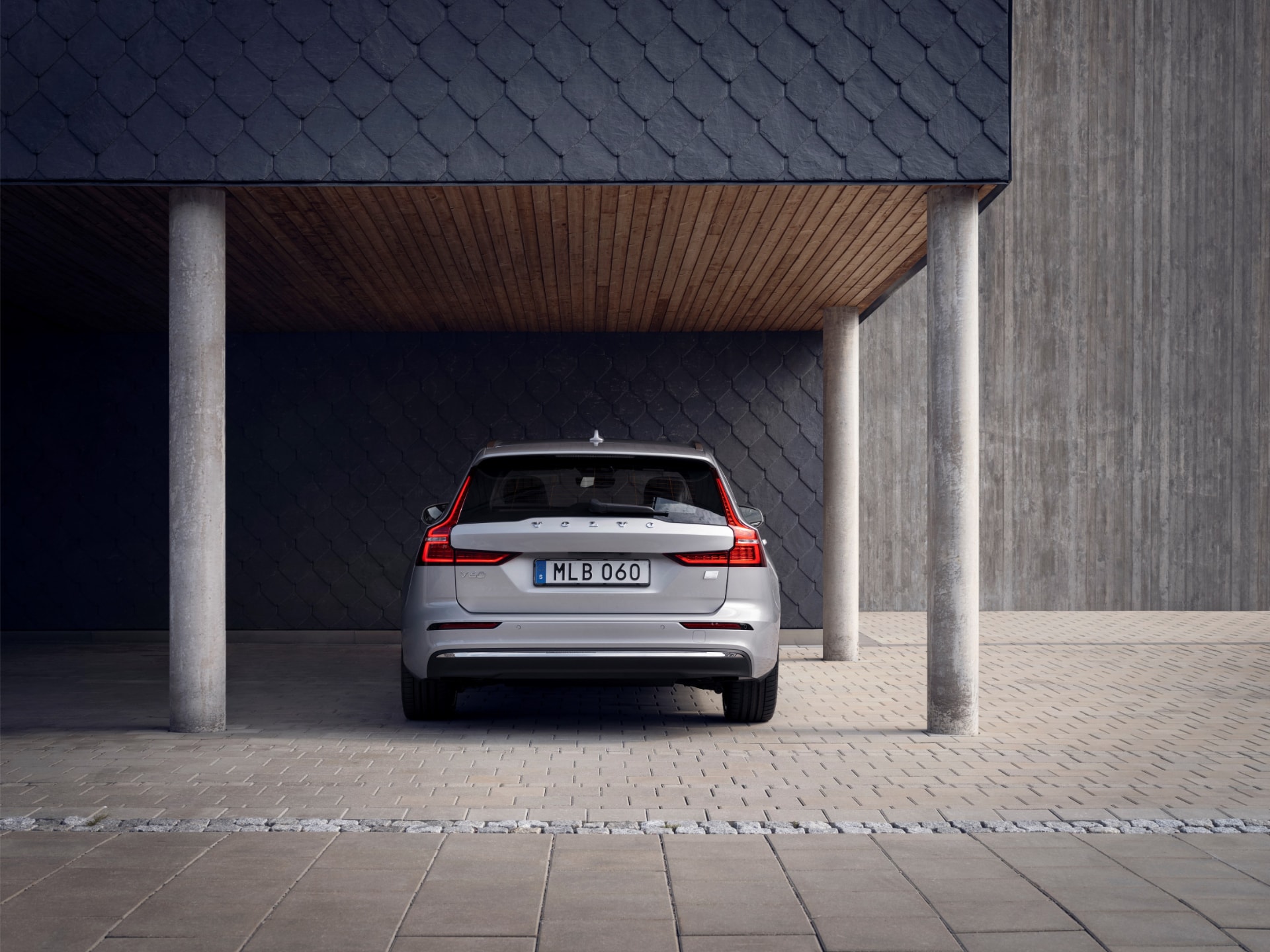 Vista trasera del V60 híbrido, enfatizando su diseño y funcionalidad.