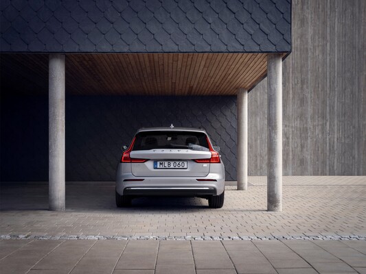 Vista trasera del V60 híbrido, enfatizando su diseño y funcionalidad. Vista trasera del V60 híbrido, enfatizando su diseño y funcionalidad.