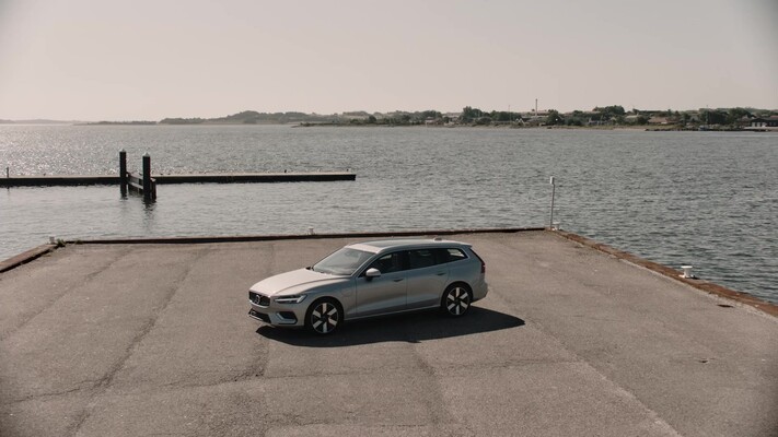 V60 en entorno marítimo, destacando su diseño y elegancia. V60 en entorno marítimo, destacando su diseño y elegancia.