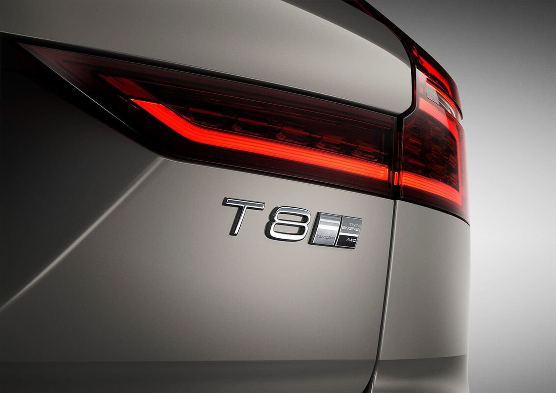 Emblema T8 híbrido en la zaga del Volvo V60, sinónimo de eficiencia y potencia. Emblema T8 híbrido en la zaga del Volvo V60, sinónimo de eficiencia y potencia.