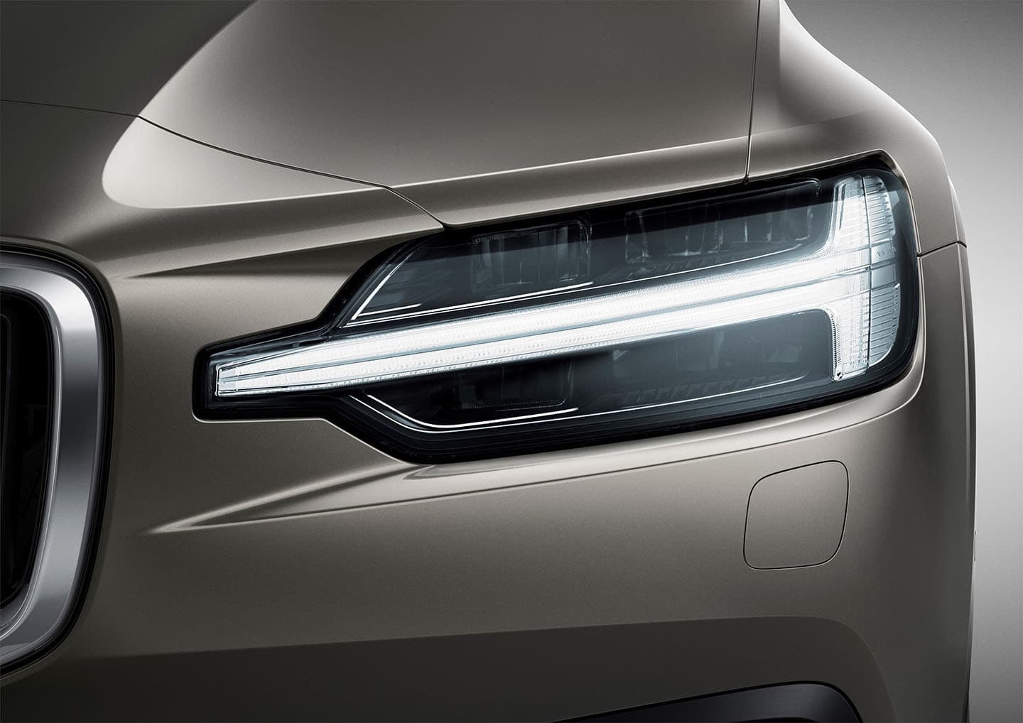 Imagen detallada del faro LED del Volvo V60, con un diseño sofisticado.