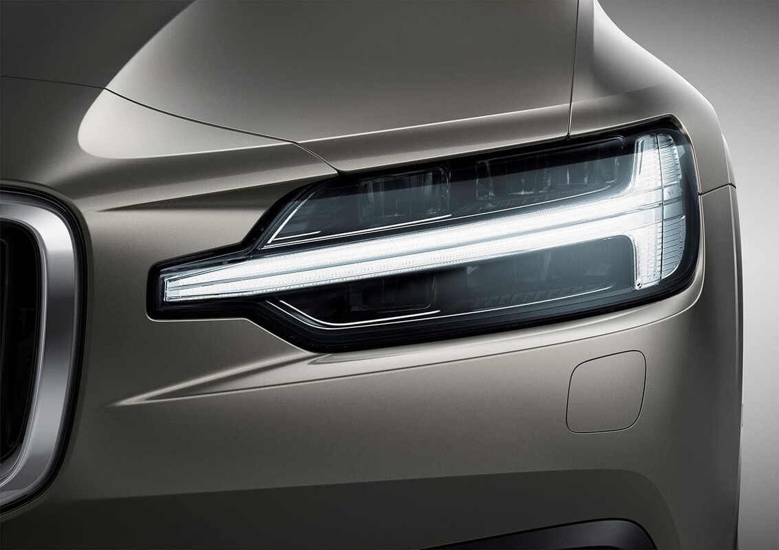 Imagen detallada del faro LED del Volvo V60, con un diseño sofisticado. Imagen detallada del faro LED del Volvo V60, con un diseño sofisticado.