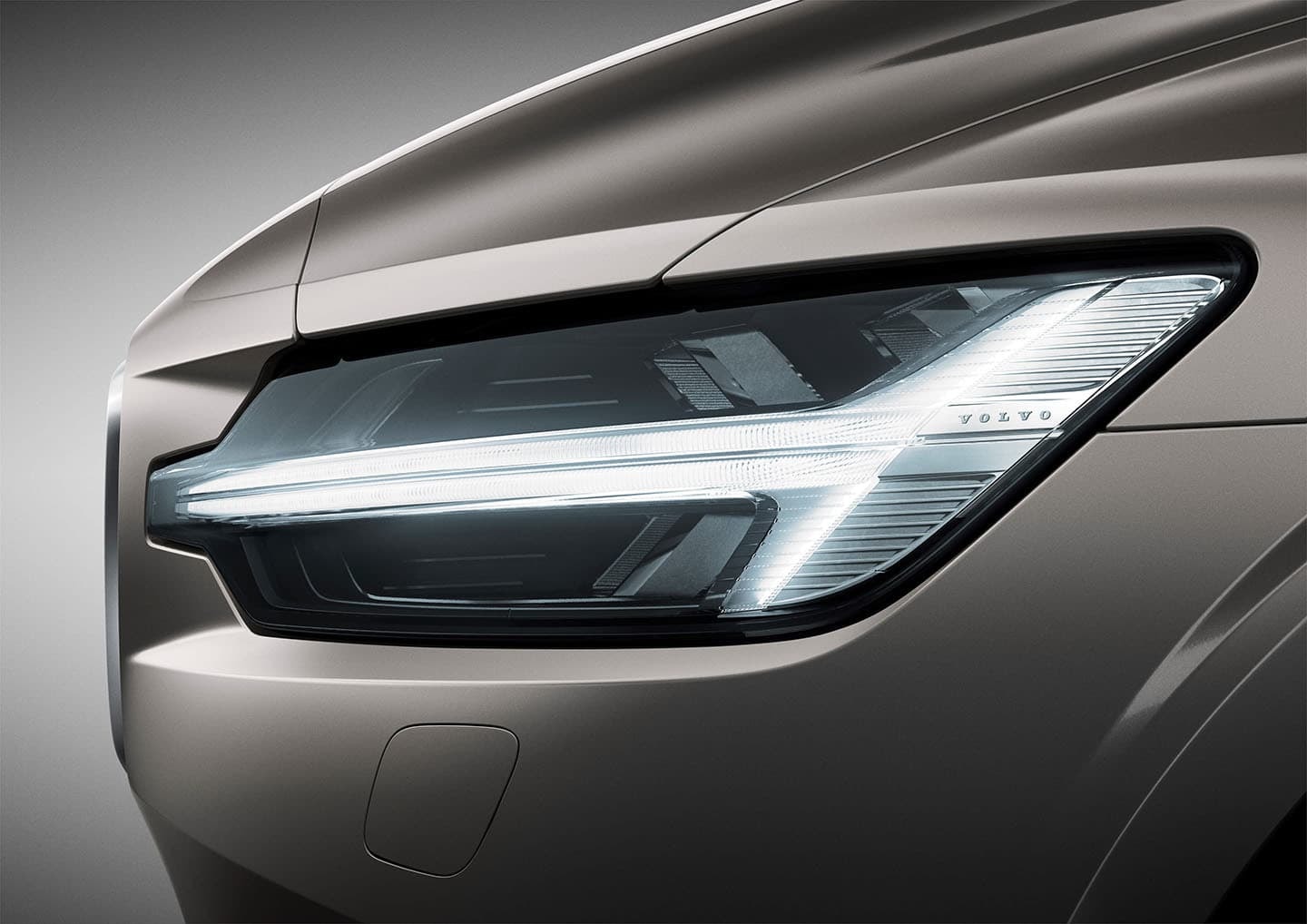Firma luminosa de Volvo V60 con tecnología LED para una visión óptima.