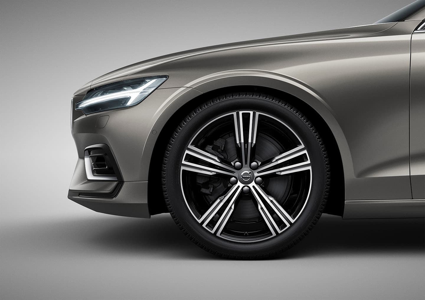 Detalle de la llanta de aleación de Volvo V60, elegancia y deportividad.