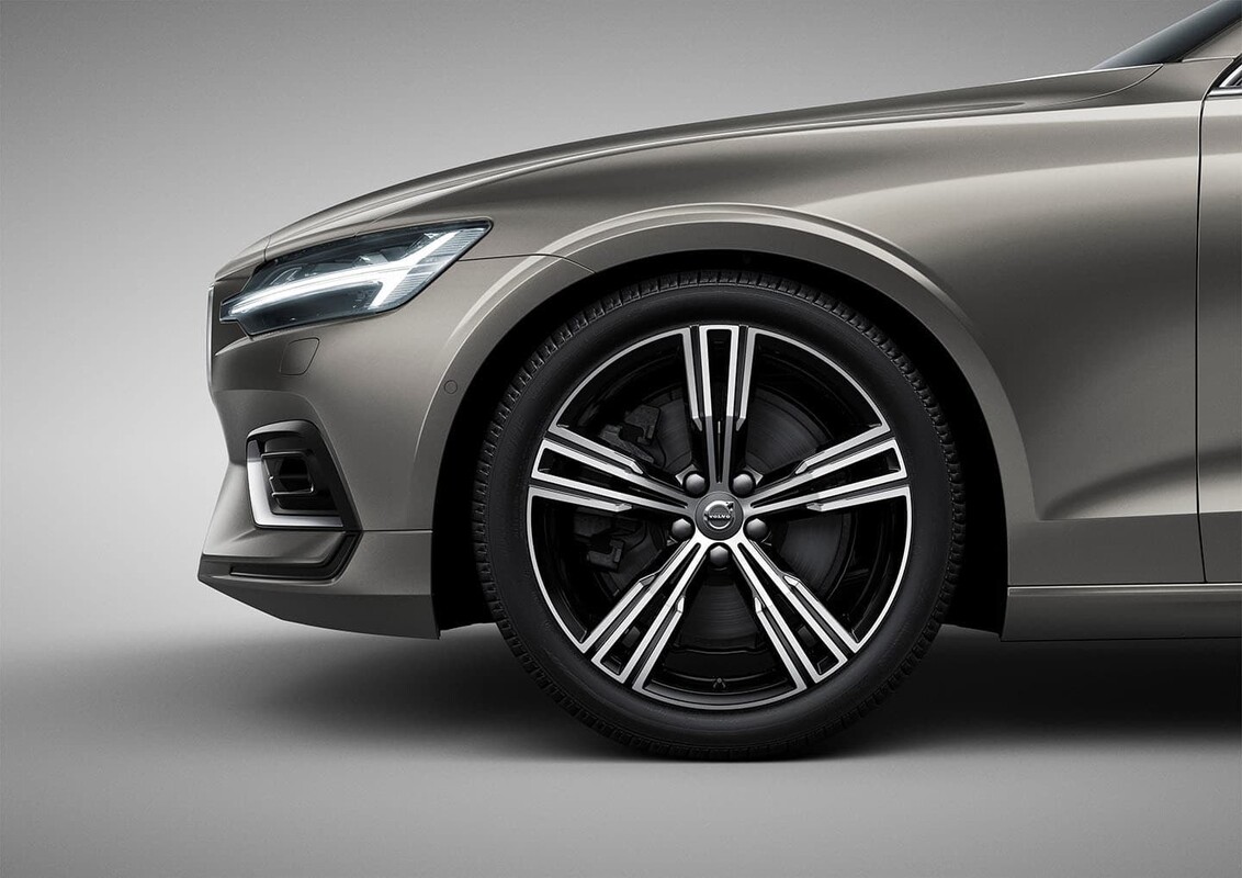 Detalle de la llanta de aleación de Volvo V60, elegancia y deportividad. Detalle de la llanta de aleación de Volvo V60, elegancia y deportividad.