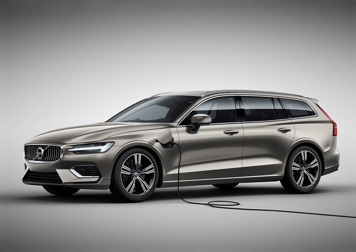 Detalle de la llanta Volvo V60 con diseño deportivo y líneas modernas.