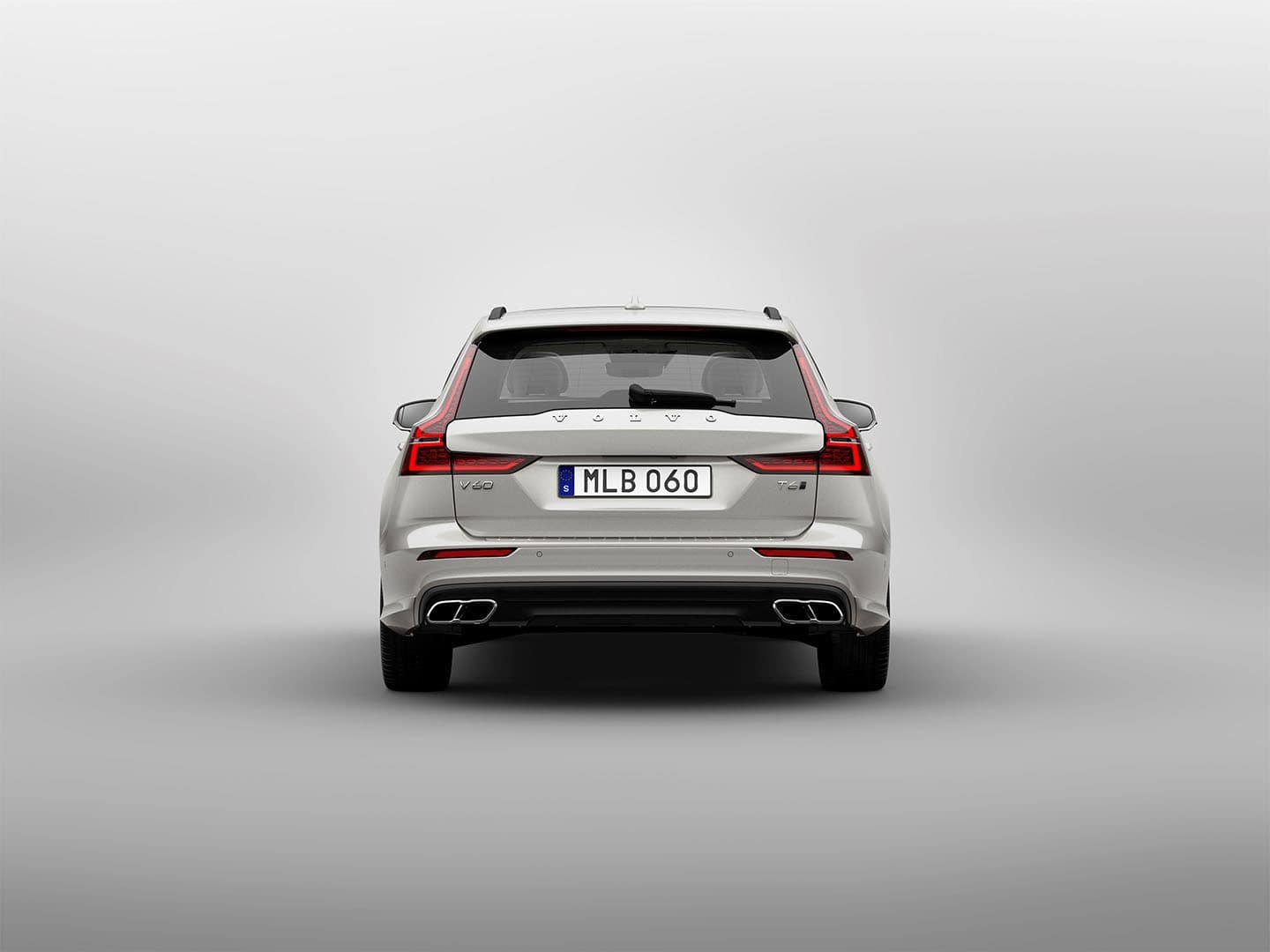 La trasera del Volvo V60 muestra su diseño distintivo y moderno.