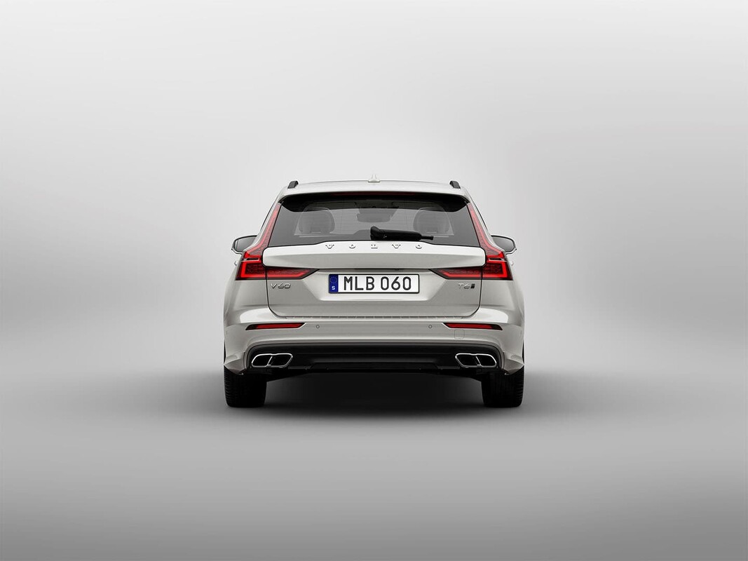 La trasera del Volvo V60 muestra su diseño distintivo y moderno. La trasera del Volvo V60 muestra su diseño distintivo y moderno.