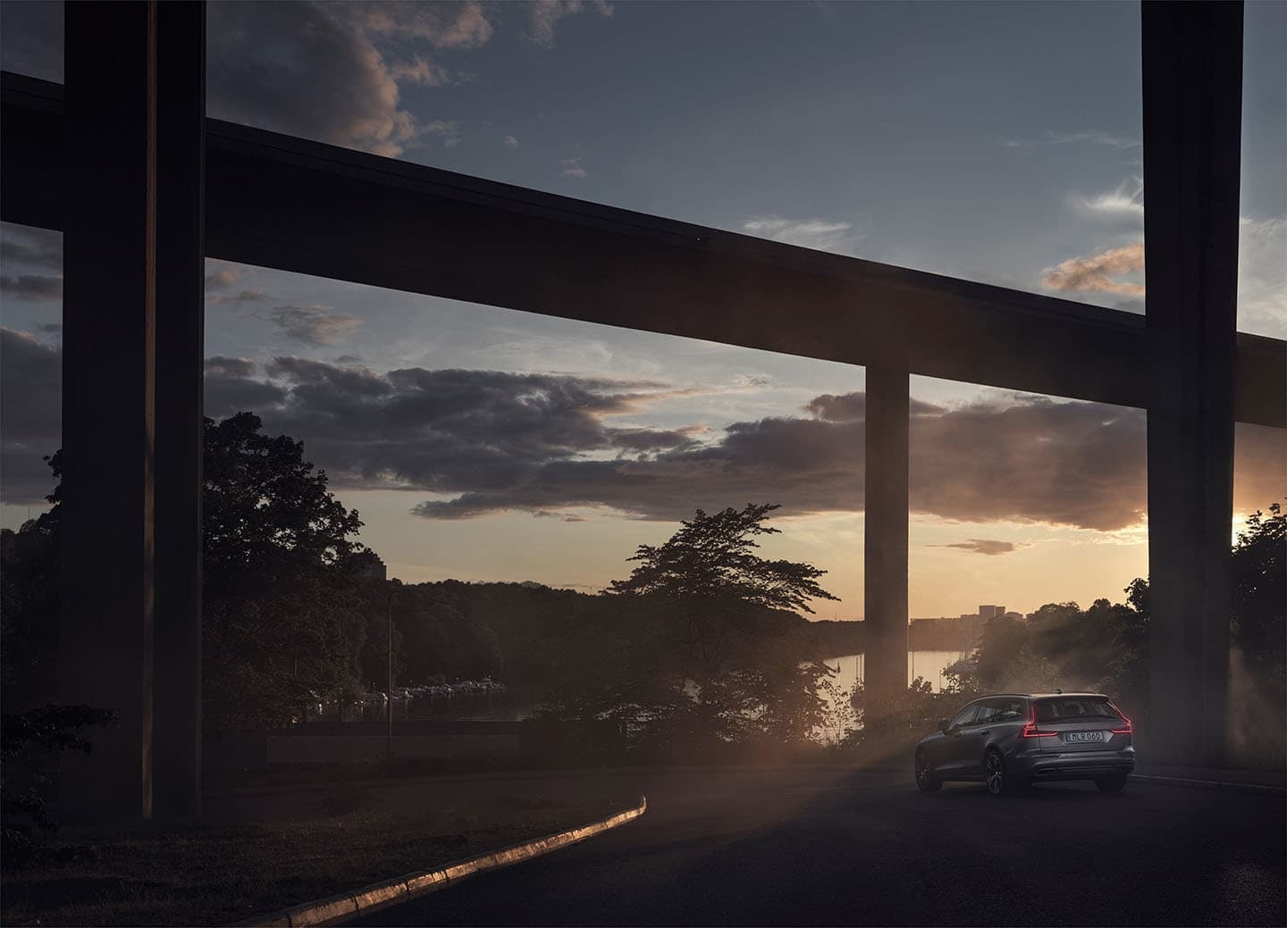 El Volvo V60 al atardecer, la imagen capta la esencia de su diseño en ruta.