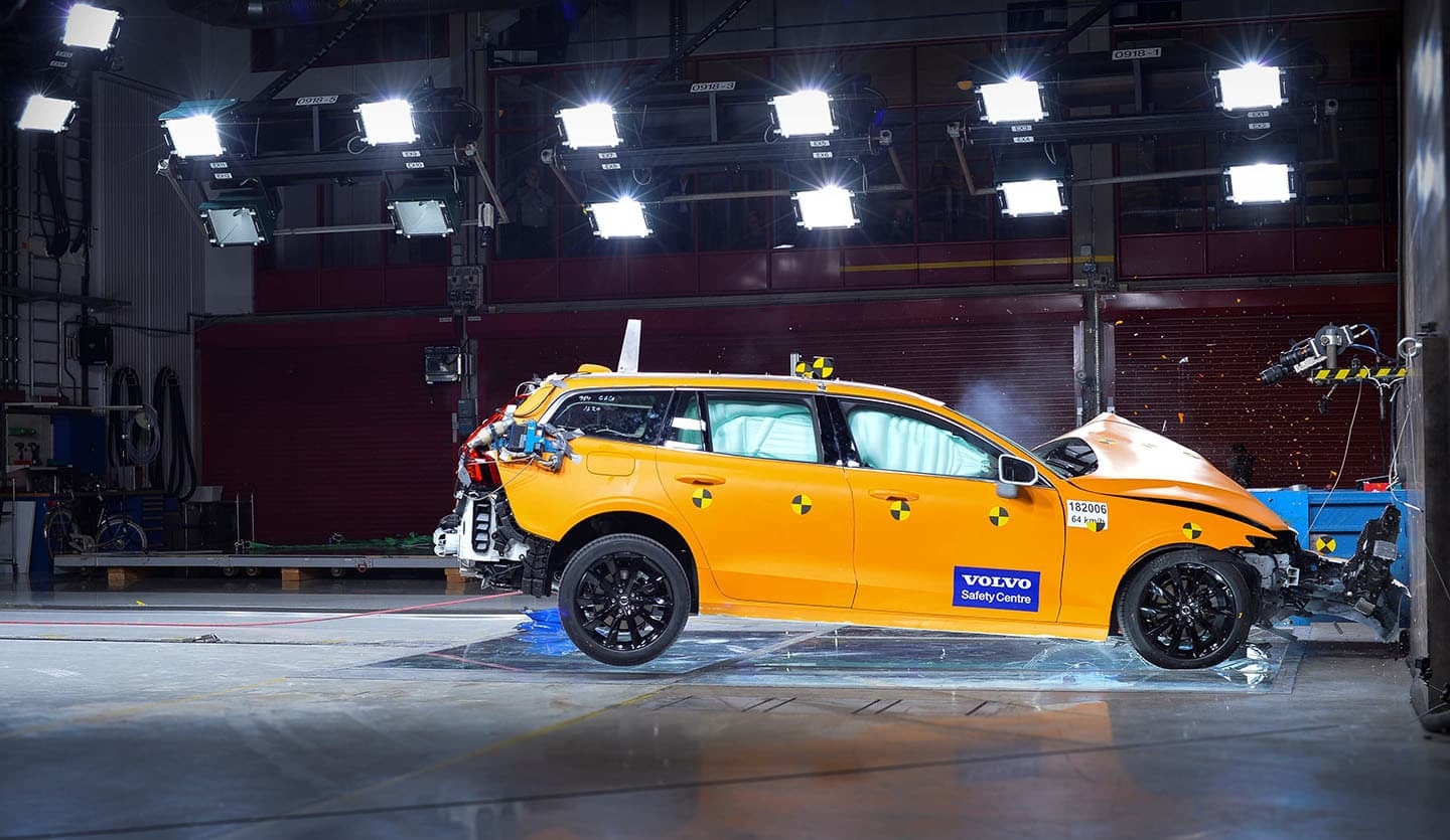 Daños en el lateral del Volvo V60 tras un impacto.