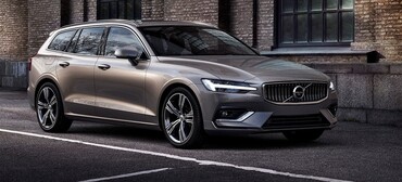 Perfil dinámico del Volvo V60, visión frontal y lateral en la ciudad. Perfil dinámico del Volvo V60, visión frontal y lateral en la ciudad.