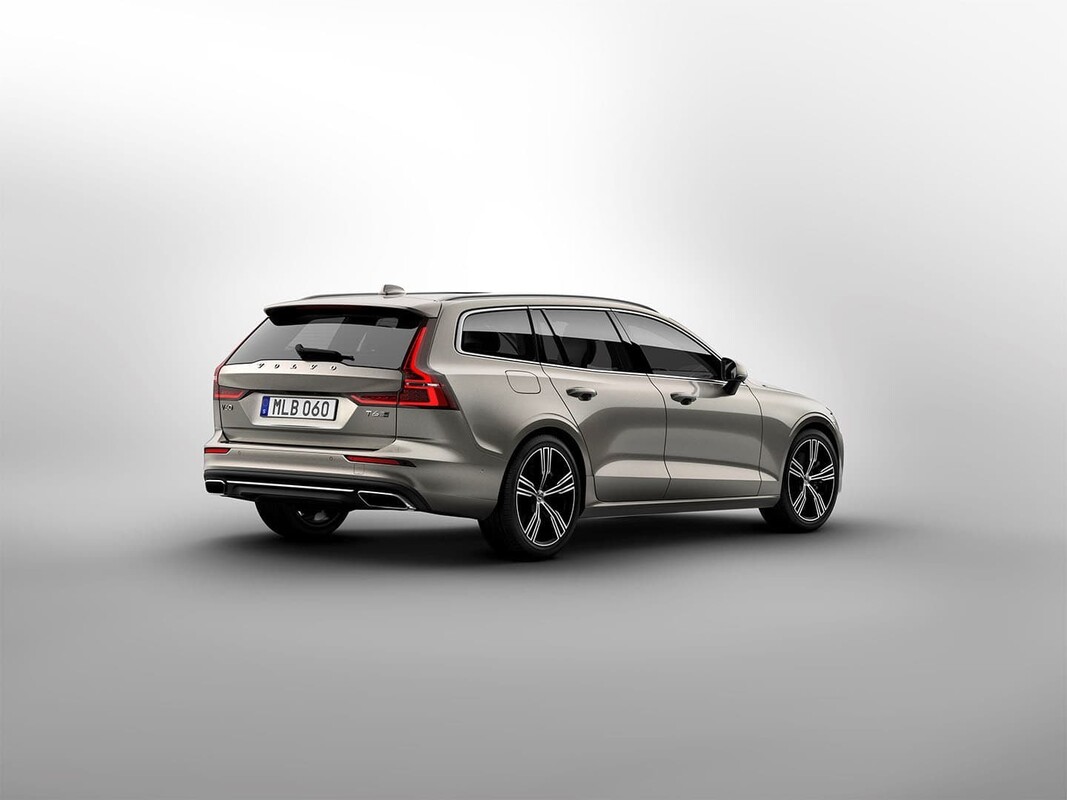 Vista trasera y lateral del Volvo V60, destacando su diseño elegante y moderno. Vista trasera y lateral del Volvo V60, destacando su diseño elegante y moderno.