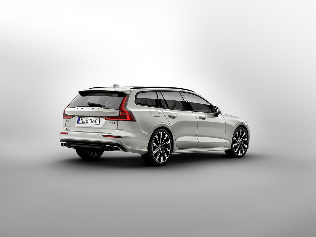 Vista trasera y lateral que destaca la elegancia y líneas del Volvo V60. Vista trasera y lateral que destaca la elegancia y líneas del Volvo V60.