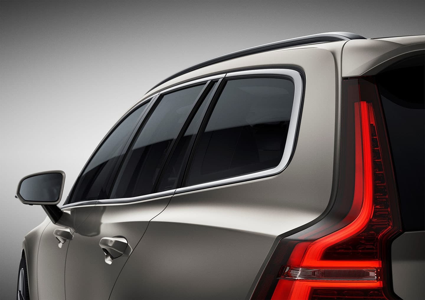 Elegante diseño trasero del Volvo V60 con líneas aerodinámicas.