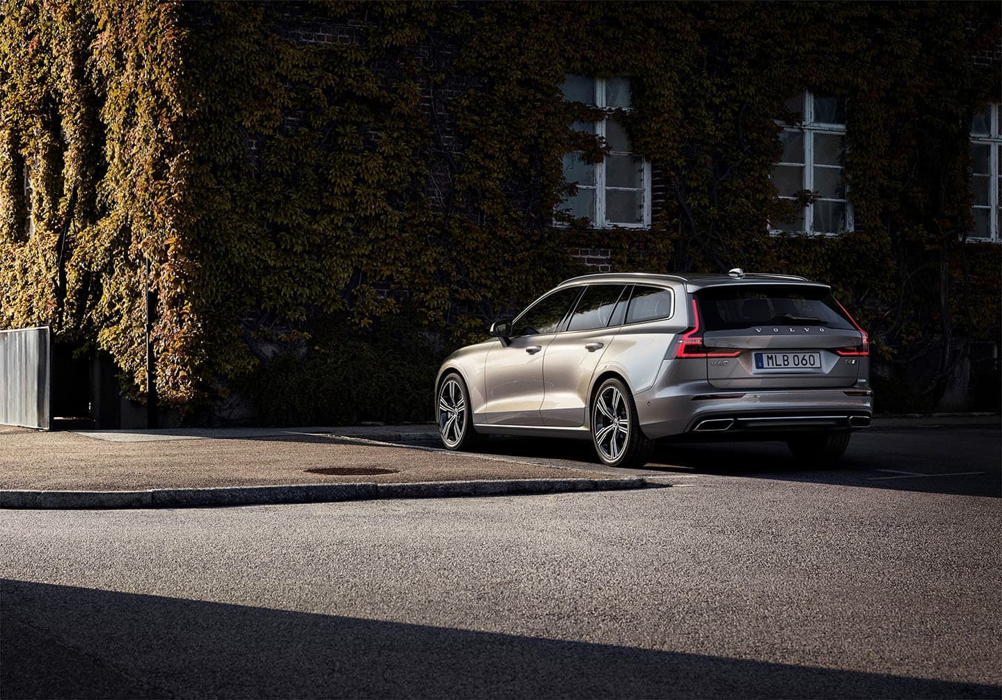 Imagen del Volvo V60 resaltando su diseño trasero y ópticas.