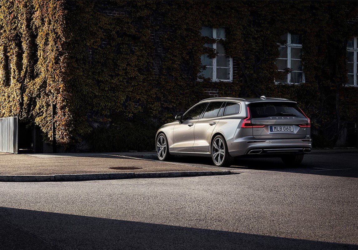 Imagen del Volvo V60 resaltando su diseño trasero y ópticas. Imagen del Volvo V60 resaltando su diseño trasero y ópticas.