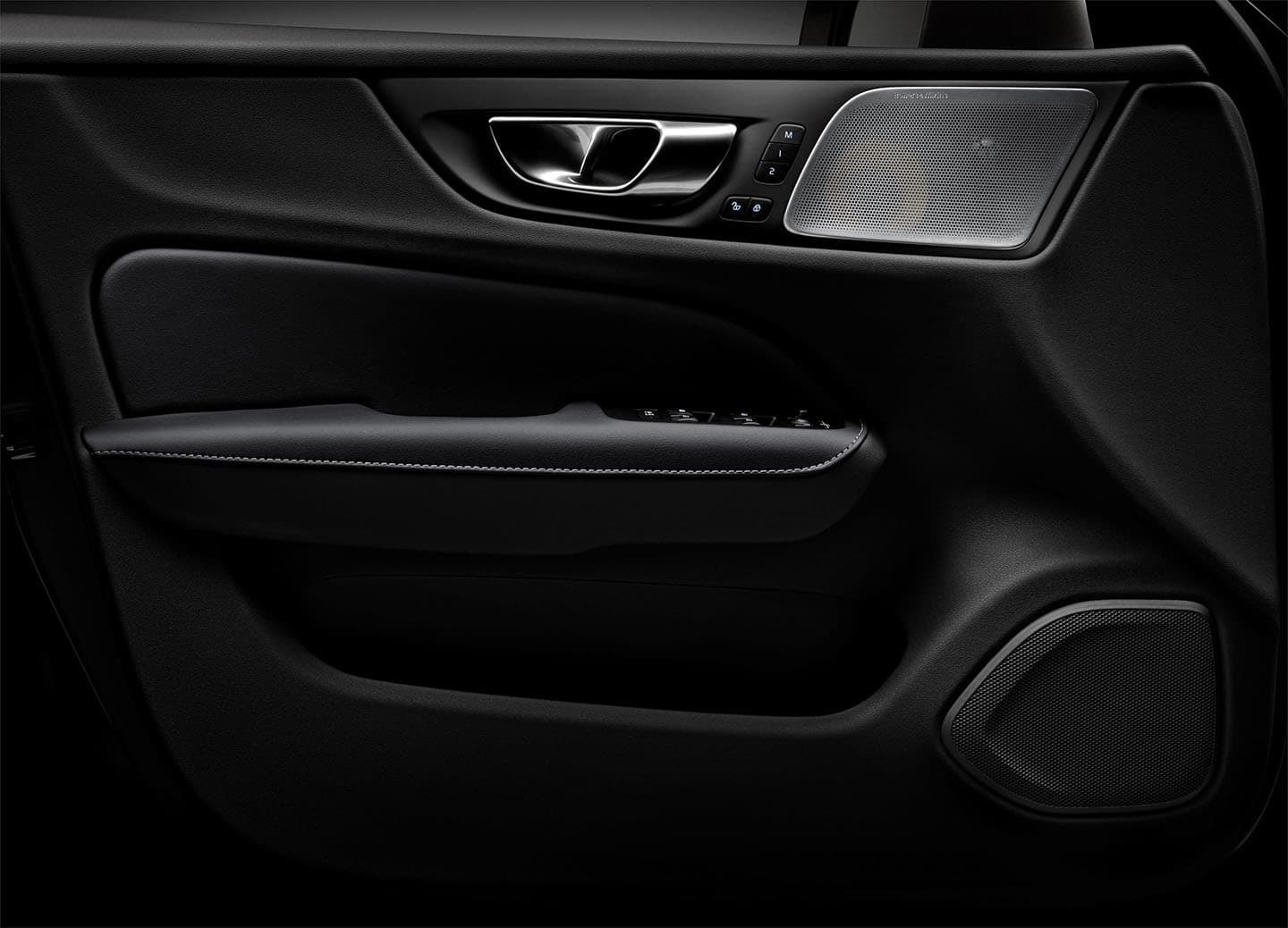 Detalle del panel de puerta interior del Volvo V60 con diseño ergonómico.