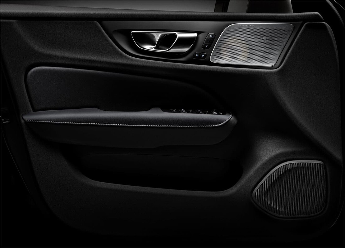 Detalle del panel de puerta interior del Volvo V60 con diseño ergonómico. Detalle del panel de puerta interior del Volvo V60 con diseño ergonómico.