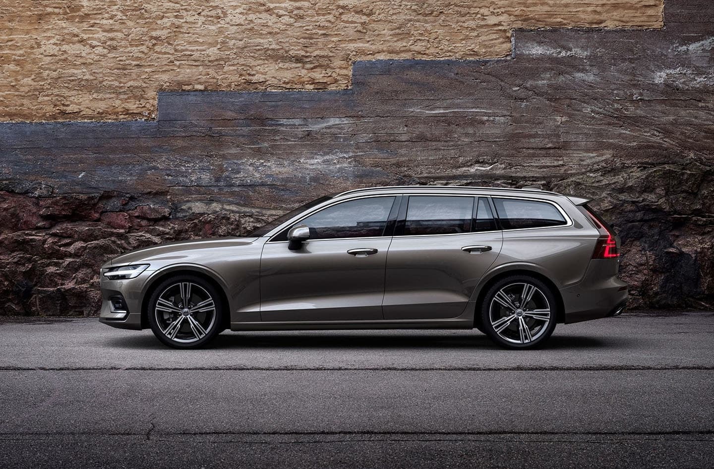 Perfil lateral completo del Volvo V60, mostrando líneas y contornos.