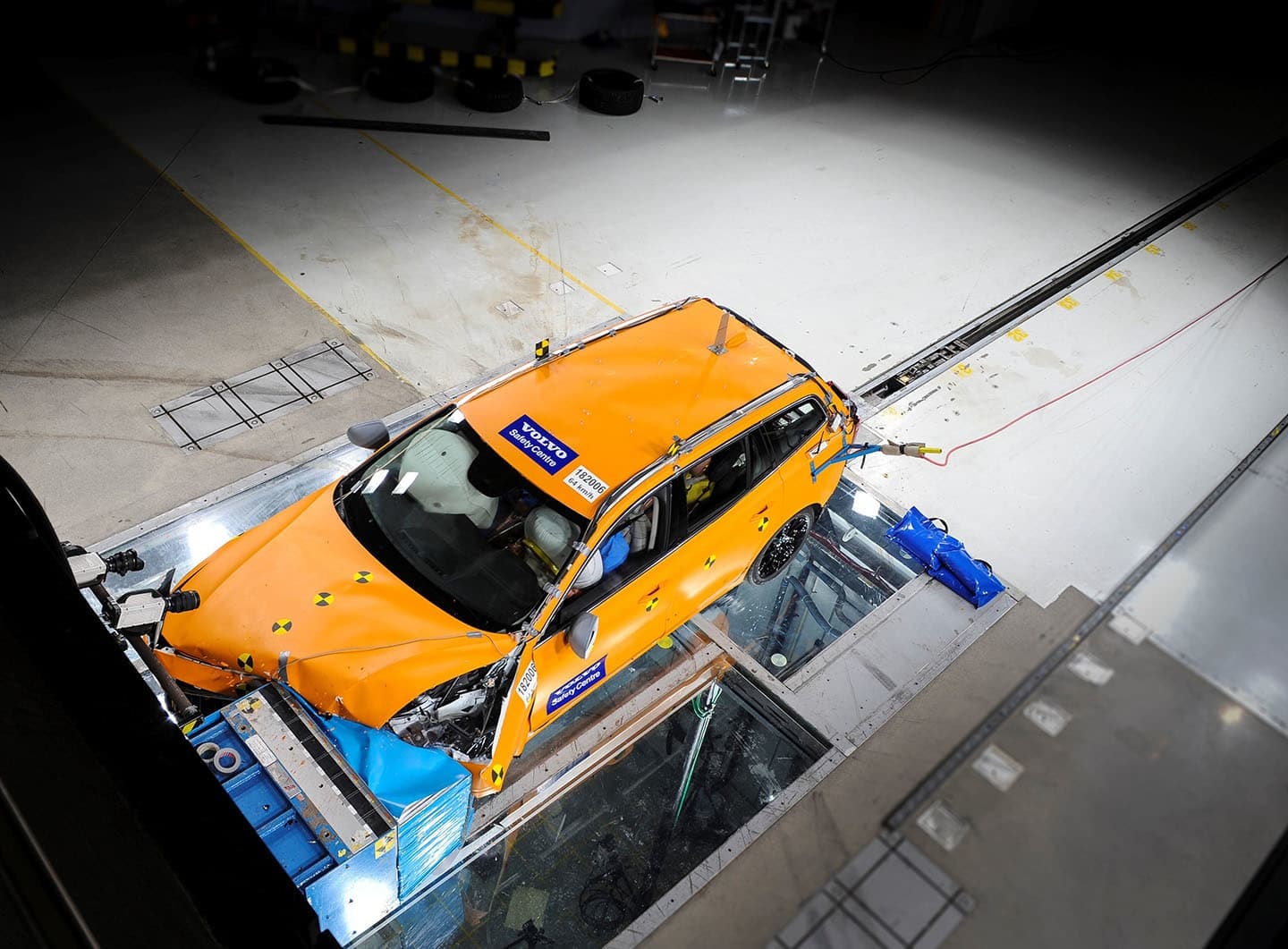 Volvo V60 en una prueba de choque, vista superior.