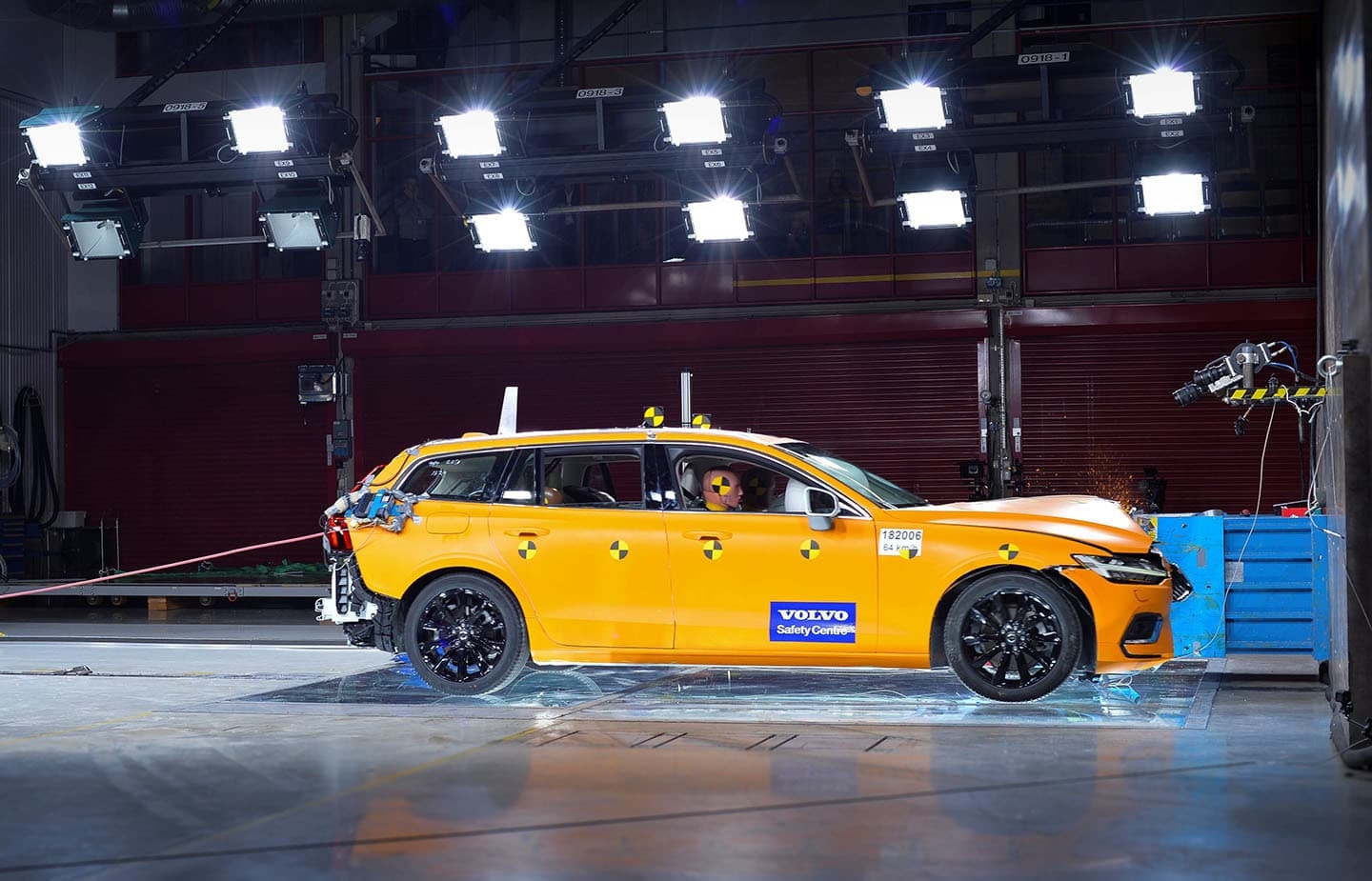 Volvo V60 sometido a prueba de impacto lateral.