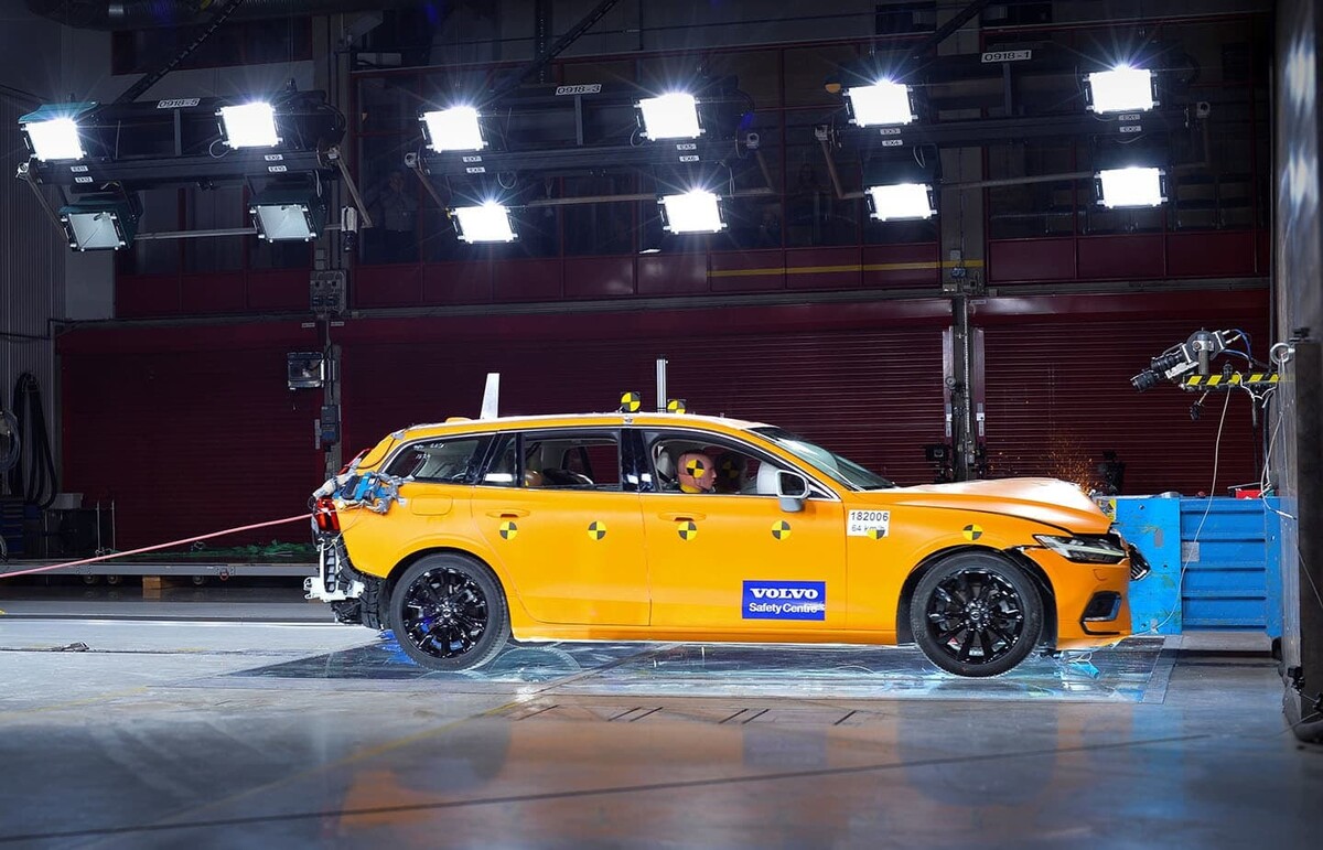 Volvo V60 sometido a prueba de impacto lateral. Volvo V60 sometido a prueba de impacto lateral.