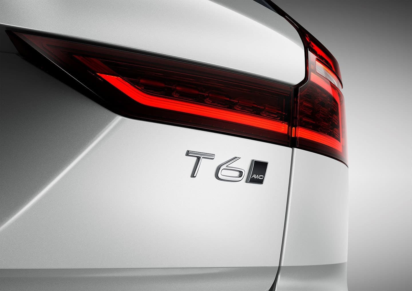 Detallada imagen del badge T6 en Volvo V60 que indica su configuración.