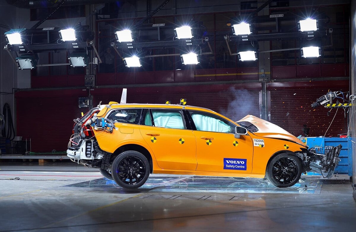 Lateral del Volvo V60 en un dinámico test de seguridad. Lateral del Volvo V60 en un dinámico test de seguridad.