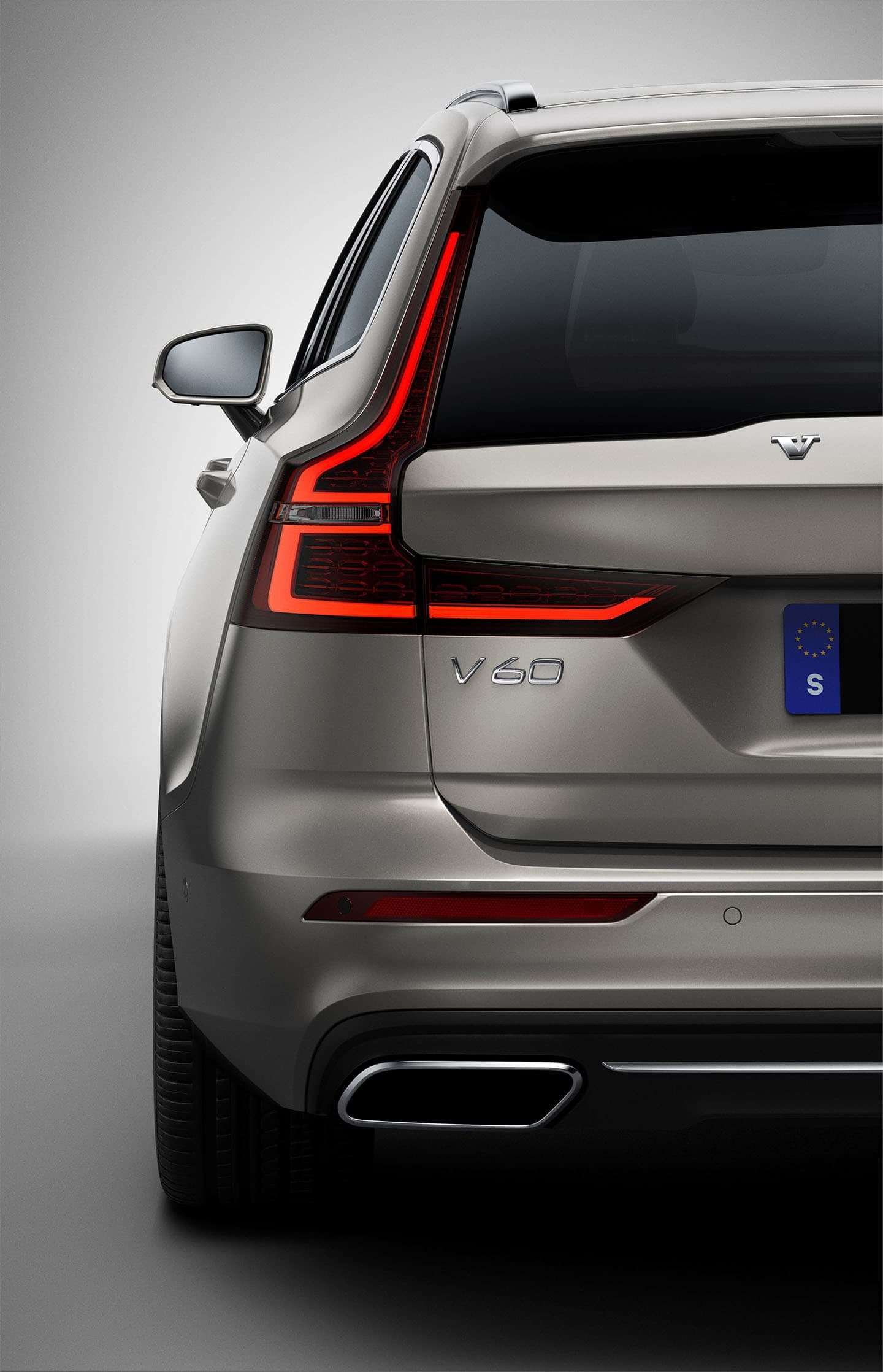 Parte trasera del Volvo V60 mostrando su diseño sofisticado y moderno.