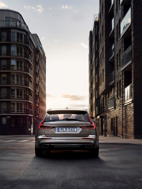Trasera del Volvo V60 mostrándose en un entorno urbano con iluminación crepuscular. Trasera del Volvo V60 mostrándose en un entorno urbano con iluminación crepuscular.