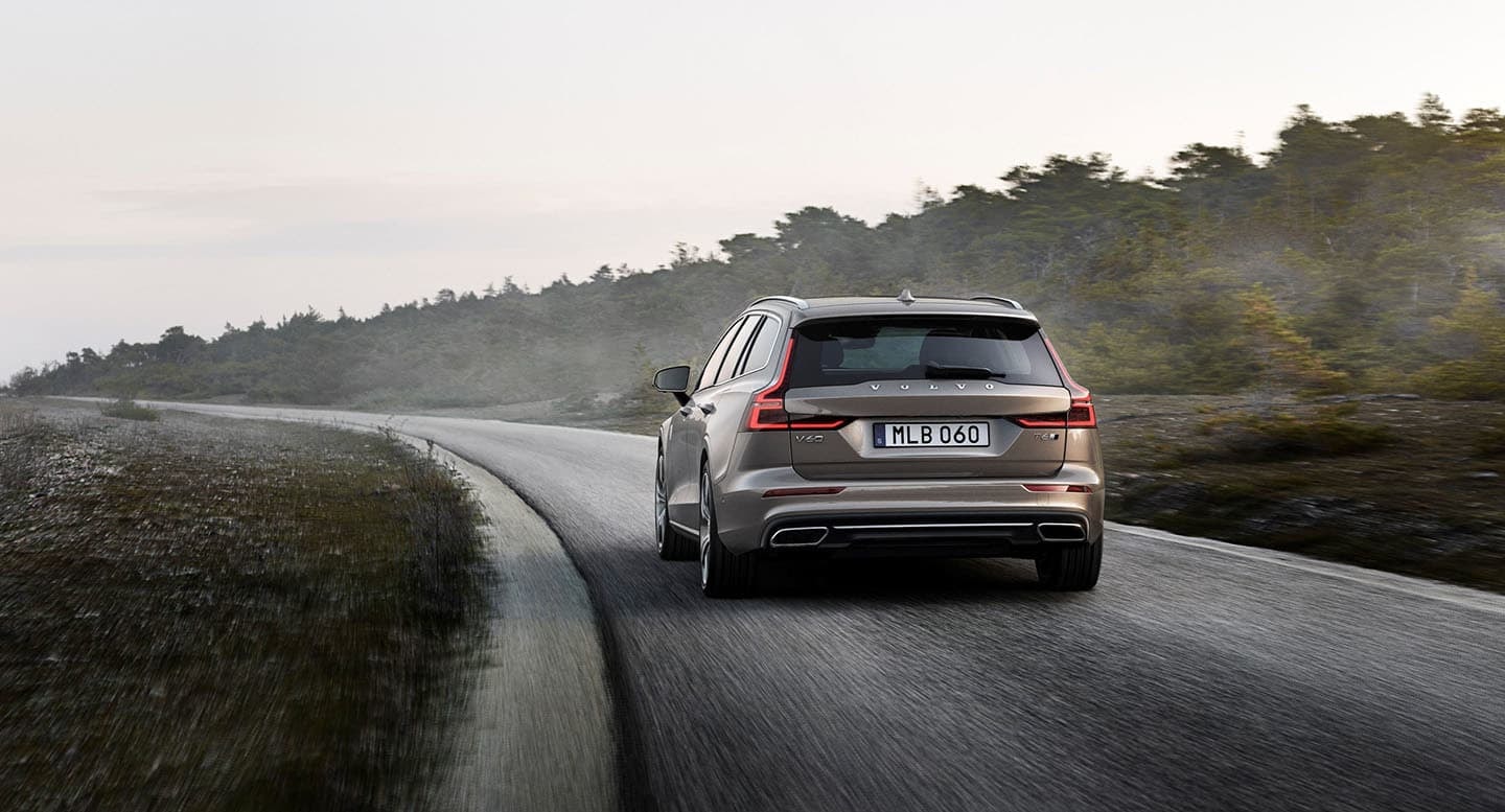 Volvo V60 capturado desde atrás, enfatizando su contorno en carretera.