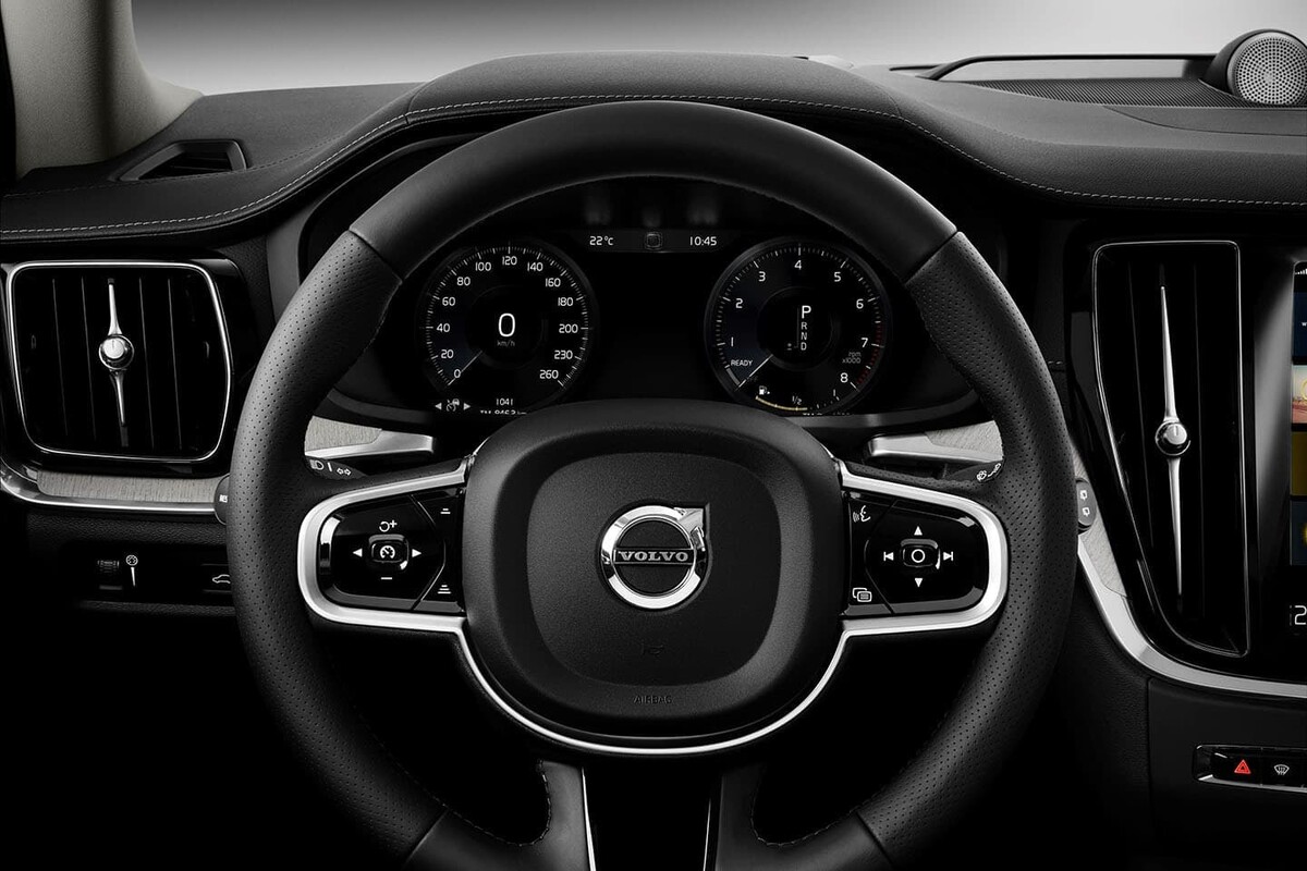 Volante e instrumentación del Volvo V60 con acabados premium. Volante e instrumentación del Volvo V60 con acabados premium.
