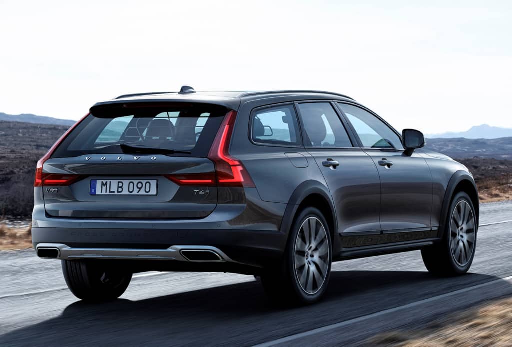 Ángulo trasero lateral del Volvo V90 Cross Country en carretera.