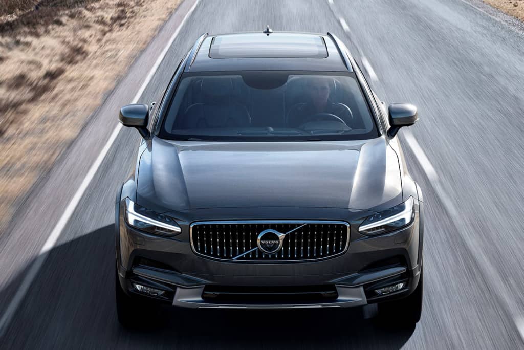 Vista superior frontal del Volvo V90 Cross Country resaltando su diseño.