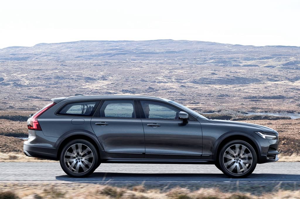 Perfil lateral del Volvo V90 Cross Country en movimiento.