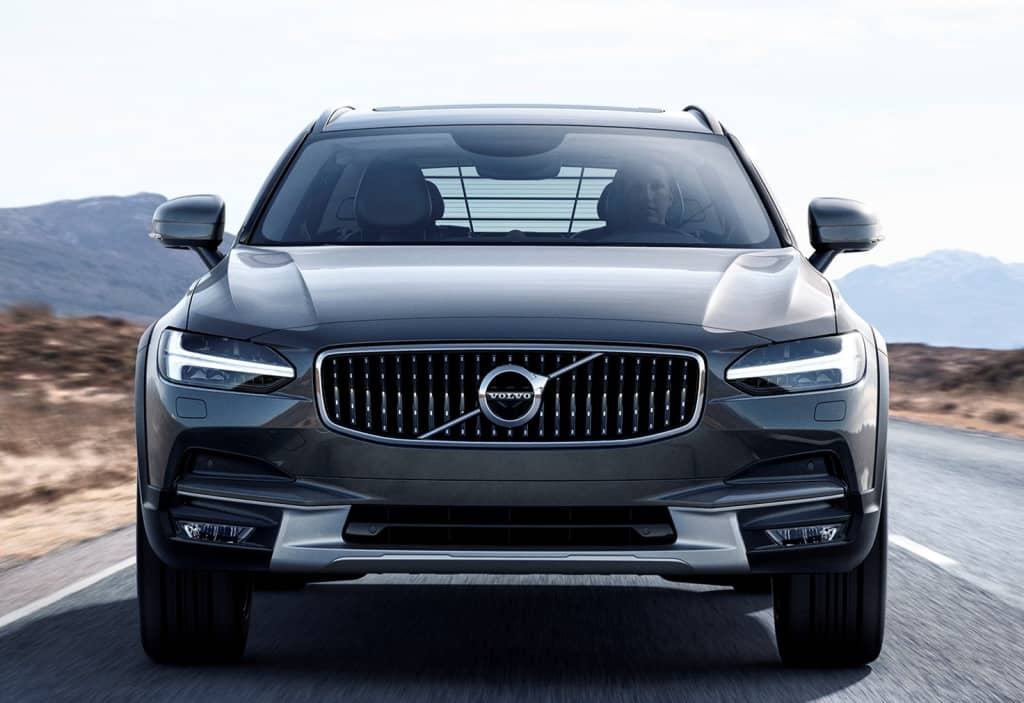 Frontal del Volvo V90 Cross Country evidenciando su parrilla distintiva.
