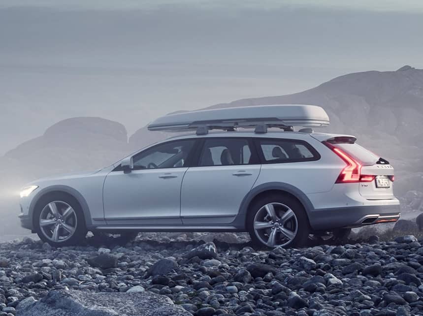 Perfil lateral del Volvo V90 Cross Country con portaequipajes.