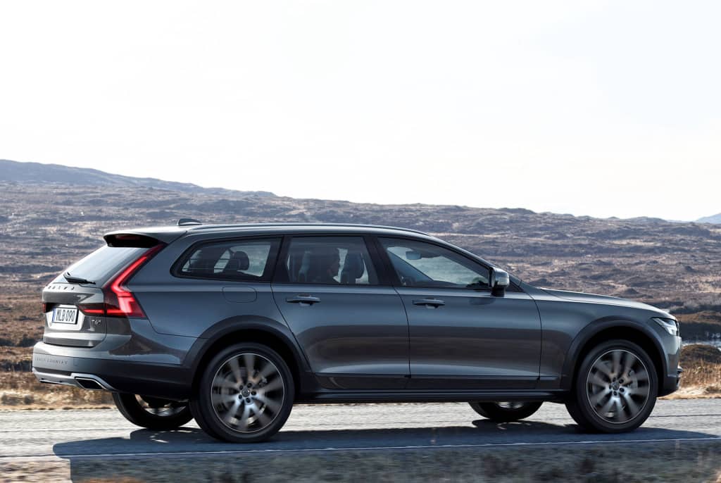 Perfil del Volvo V90 Cross Country mostrando su diseño elegante.