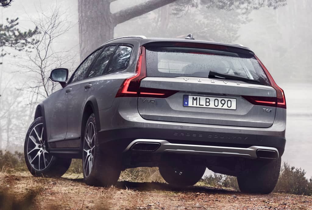 Imagen de la parte trasera del Volvo V90 Cross Country en un entorno nevado.