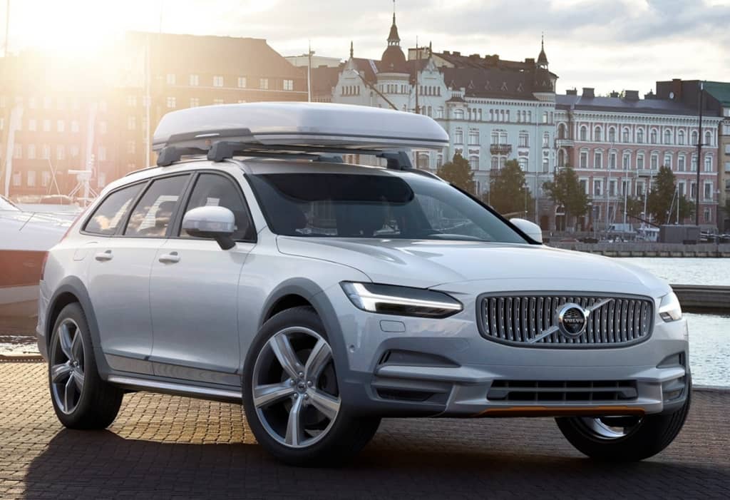 Elegante Volvo V90 Cross Country en entorno urbano con cofre de techo.