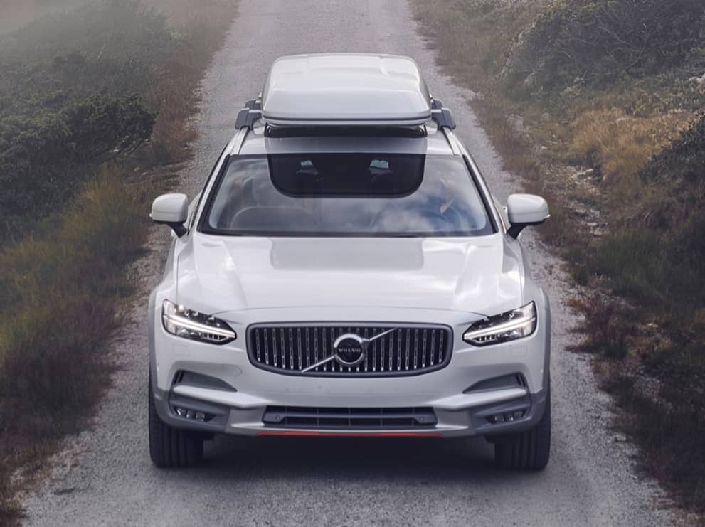 Vista frontal del Volvo V90 Cross Country con cofre en techo.