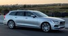 Perfil dinámico del Volvo V90 Híbrido capturando su silueta en carretera. Perfil dinámico del Volvo V90 Híbrido capturando su silueta en carretera.