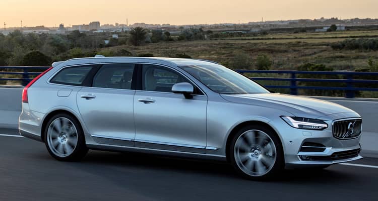 Perfil dinámico del Volvo V90 Híbrido capturando su silueta en carretera.