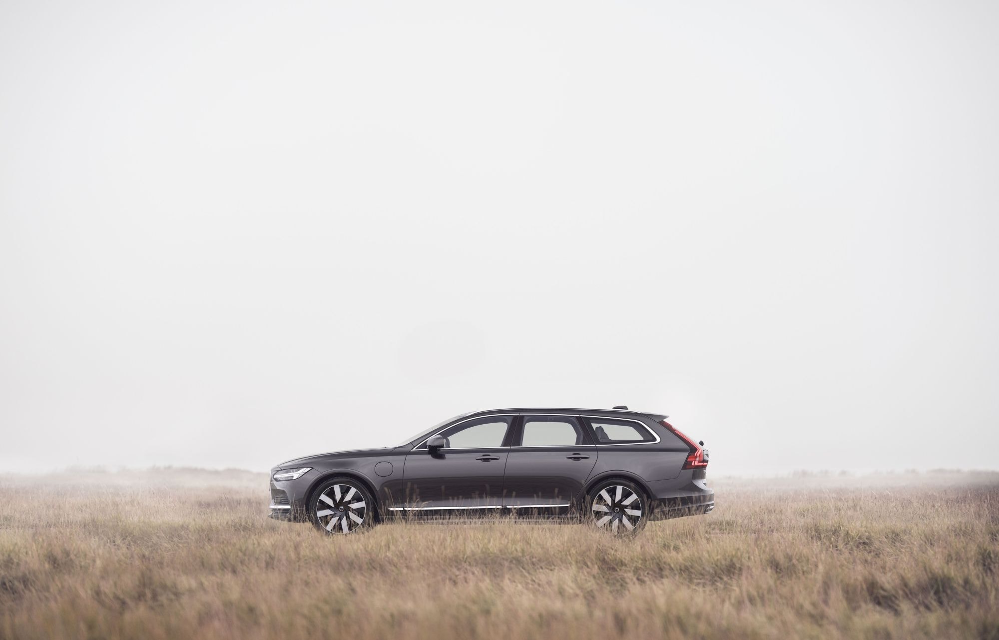 Volvo V90 Híbrido en un paisaje costero, elegante y robusto.